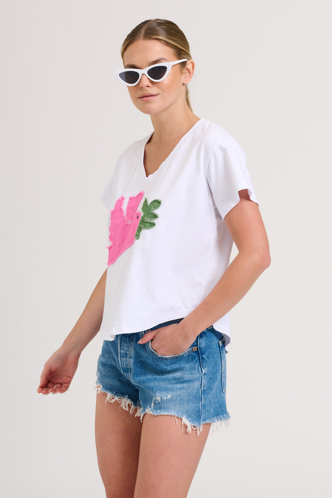 EST The V-neck Applique Dove T-shirt - White/Pink